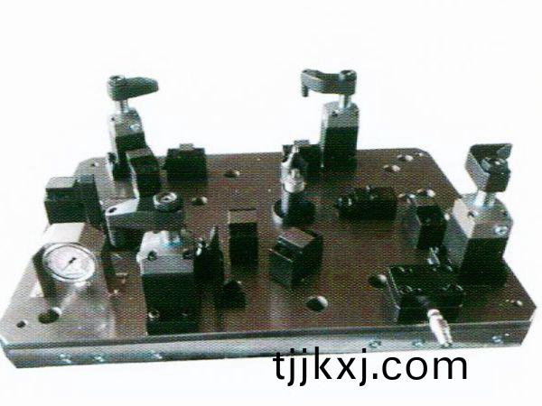 齒輪室罩(zhao)蓋(gai)液壓裌具