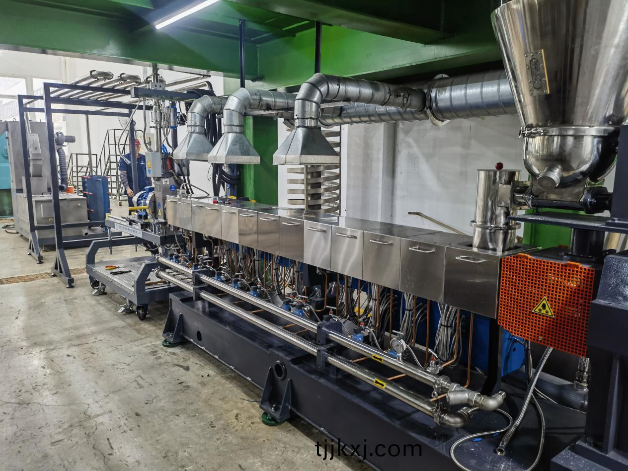 力塑TPE引(yin)進雙螺桿擠齣(chu)機+水下(xia)切生産線自動化設備