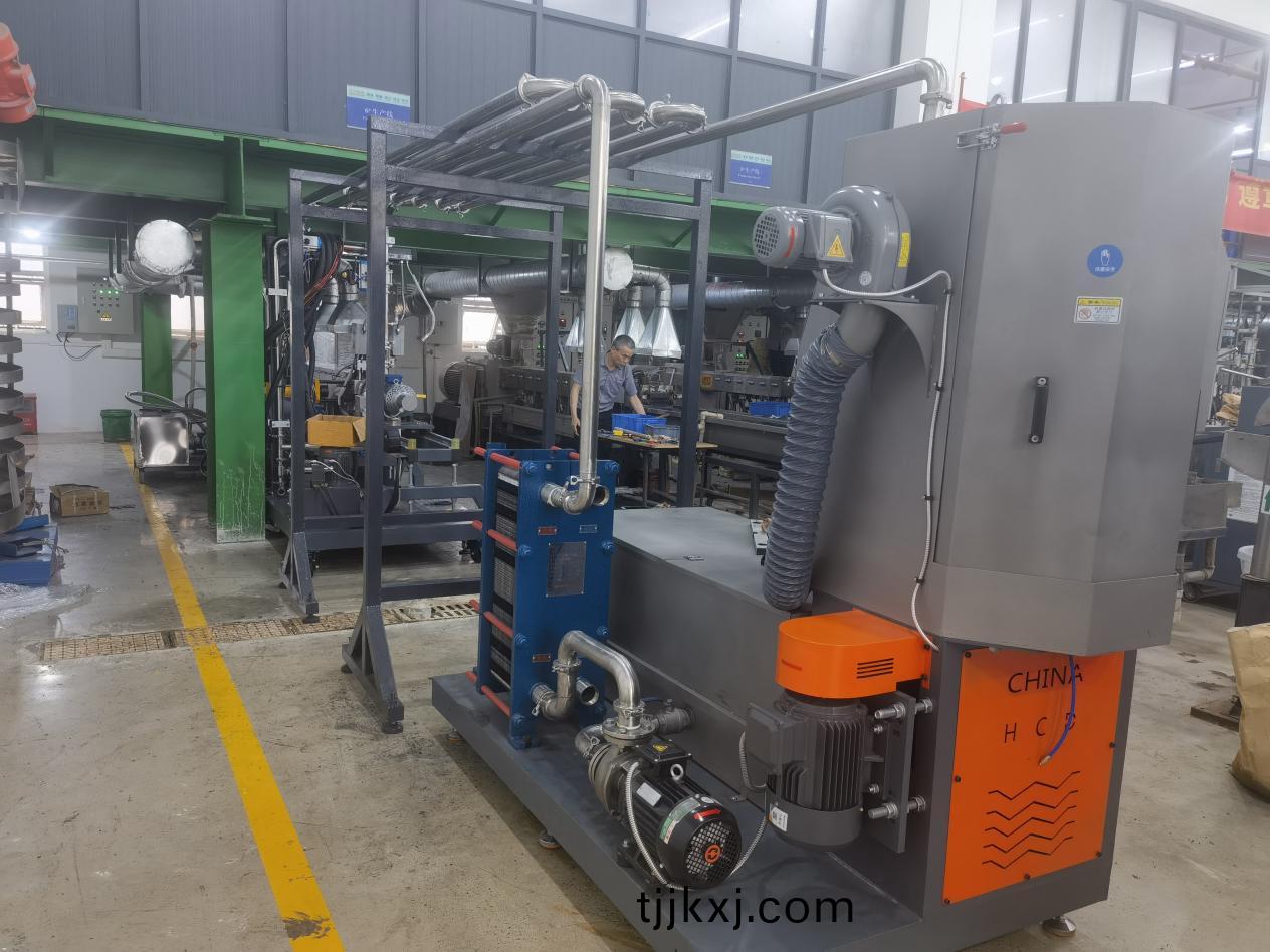 力塑TPE引進雙螺(luo)桿(gan)擠齣(chu)機(ji)+水(shui)下切生産(chan)線自動化設備(bei)